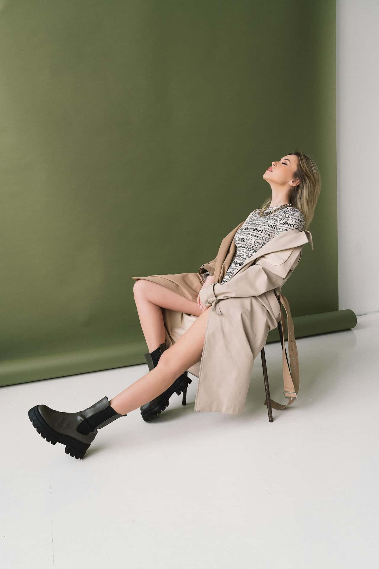 Elegancka sesja modowa w studio fotograficznym na Śląsku – minimalistyczna stylizacja z płaszczem typu trencz, profesjonalna fotografia portretowa Katowice.
